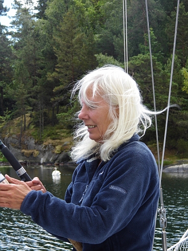 DSCI0004 - Kopie.JPG - Die Bordfee, sah sofort: Hier muss es Fische geben und legte auch gleich wieder mit der Angelei los.